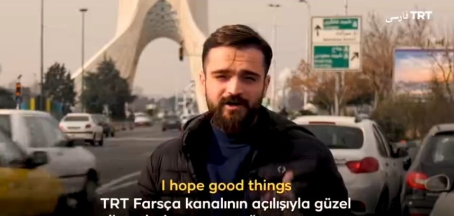 aghplt's tweet photo. وزارت ارشاد تلویحا گفته شبکه‌یِ فارسی‌زبانِ «TRT» ترکیه، مجوز فعالیت ندارد؛ یا بهتر بگوییم از این وزارت‌خانه مجوز فعالیت نگرفته!
باور می‌کنید ‌تهیه‌یِ این میزان از گزارش و مصاحبه در سطحِ شهر‌ِ تهران آنهم در محل‌های شلوغ و تحتِ نظارتِ دوربین‌ها، بدونِ مجوز برای رسانه‌یِ "کشورِ همسایه‌یِ سوریه"، میسر شده باشد؟!