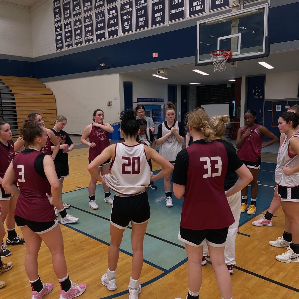 WillametteWBB's tweet photo. Big THANK You to @KSNews &amp; @mohsathletics for letting us use their AMAZING practice facilities! ☀️🏝️🙌🏼

@HoopsInHawaii 

#BearcatFamily https://t.co/evn84WXRh9