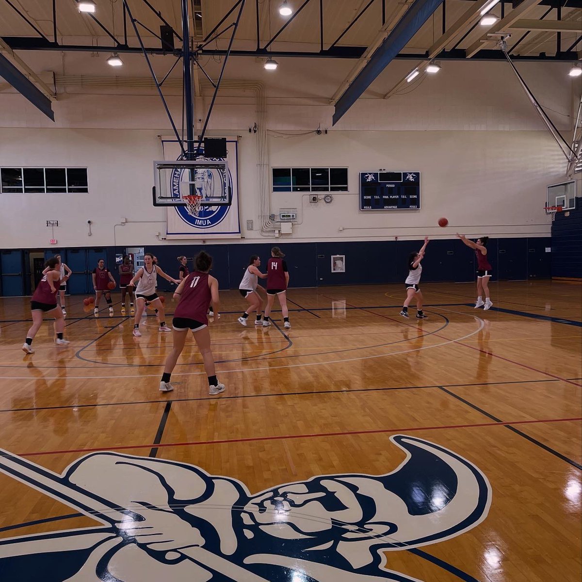 WillametteWBB's tweet photo. Big THANK You to @KSNews &amp; @mohsathletics for letting us use their AMAZING practice facilities! ☀️🏝️🙌🏼

@HoopsInHawaii 

#BearcatFamily https://t.co/evn84WXRh9