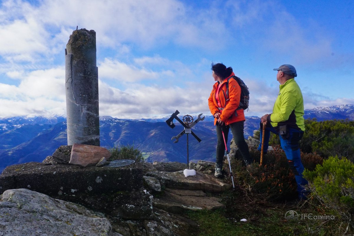 JFCamina's tweet photo. Después de ocho años sin ollar nuestra cima "fetiche", la del Portiechu de Mary (1296 m.a.), volvimos y de tanto mirar para el Macizo de Ubiña le sacamos los colores y al final se dejó ver, aunque hubo que esperar 😌  #Aller #Lena  #ParaisoAstur #naturaleza #senderismo #jfcamina https://t.co/oDDJwmlfEn