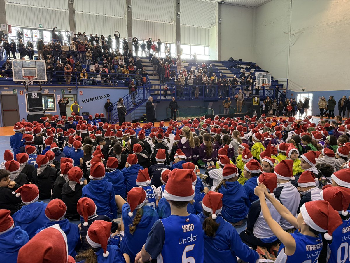 JAMManjarres's tweet photo. Si juntamos BALONCESTO, NAVIDAD y NIÑOS/AS tenemos todos los ingredientes para que el resultado sea maravilloso #FanaticMini #Olmedo #FBCyL 🏀⛹️♂️⛹️♀️🎅🎄
📸 FBCyL https://t.co/ojMlfZdM1D