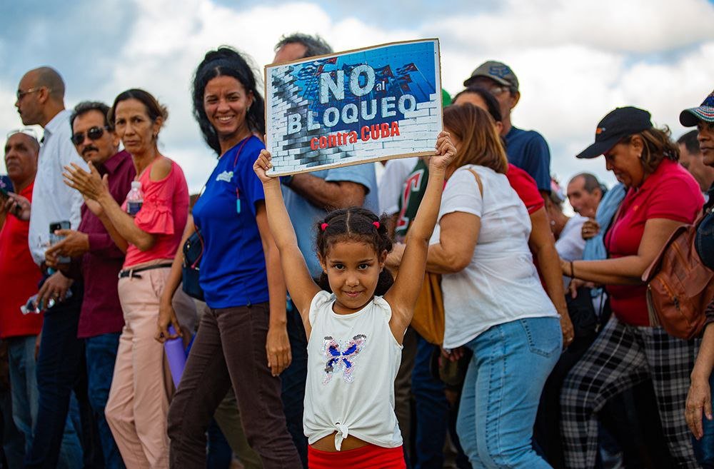 Colina_CTCuba's tweet photo. 🇨🇺Contra el pueblo de #EEUU no profesamos el más mínimo sentimiento de odio o animadversión. Hacia los ciudadanos nobles de ese país todo nuestro respeto, y la mano siempre extendida para fortalecer los lazos de hermandad entre los 2 pueblos.

#MarchoXCuba https://t.co/Ou5qW0C8j1