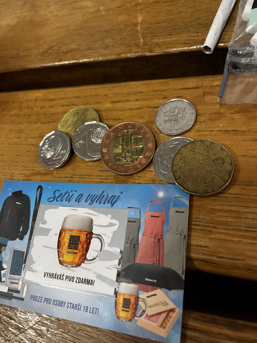 Assbalzenpenis's tweet photo. Přátele, ekonomika je mizerná, ale tohle stále stačí na čtyři piva. https://t.co/K3LAPOLQMv