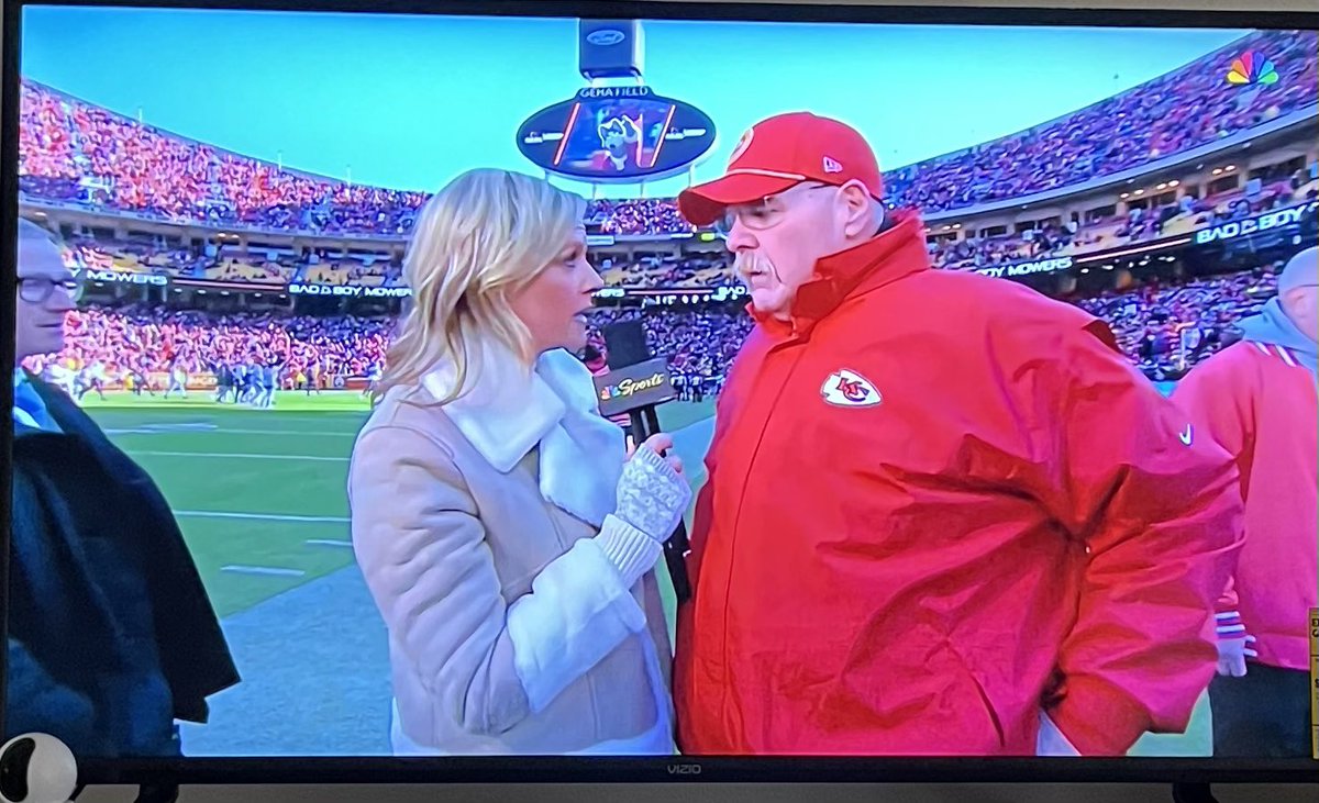 mk96flores's tweet photo. “So Coach Reid… after this first half, is the team considering re-signing this referee crew for next season” #HOUvsKC https://t.co/Tny5R13og4