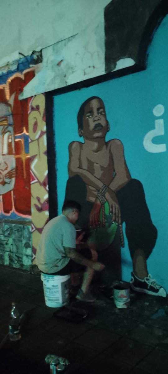 🔴 #ATENCIÓN | En #Guayaquil, en las paredes de la intersección de la av. Loja y Rocafuerte, se pintó un mural que denuncia la desaparición de cuatro niños tras un supuesto operativo militar. El diseño y ejecución estuvieron a cargo de Adrián Ramírez y Drembone, con la gestión de