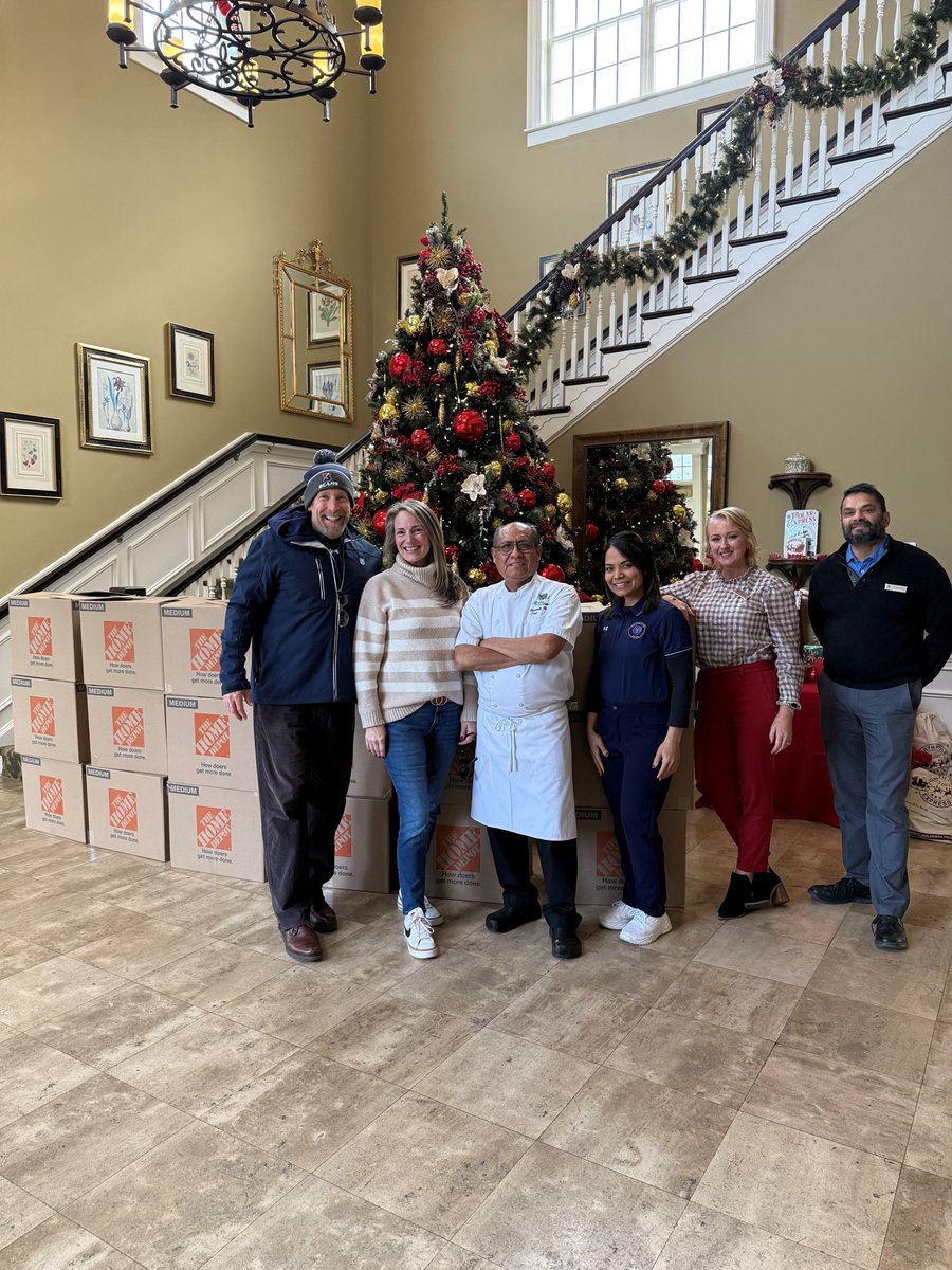 Thank you to the generous TEAM at Belmont Country Club, our outstanding Family Liaison Girmania, and my wonderful wife! It was a great joy to serve  our <a href="/BAM_MS_Official/">Brambleton Middle</a> BAMily this holiday season! 18 delicious holiday meals! <a href="/LCPSOfficial/">LCPS News</a> <a href="/RobertMarple1/">Robert Marple</a> #HAPPYHOLIDAYS
