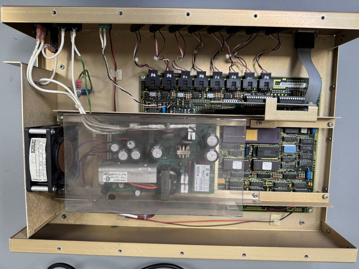 deccomputers's tweet photo. Inside a #DECserver 100, quite clean but unfortunately the FAN doesn't run smoothly. https://t.co/KkFDnSCtkK