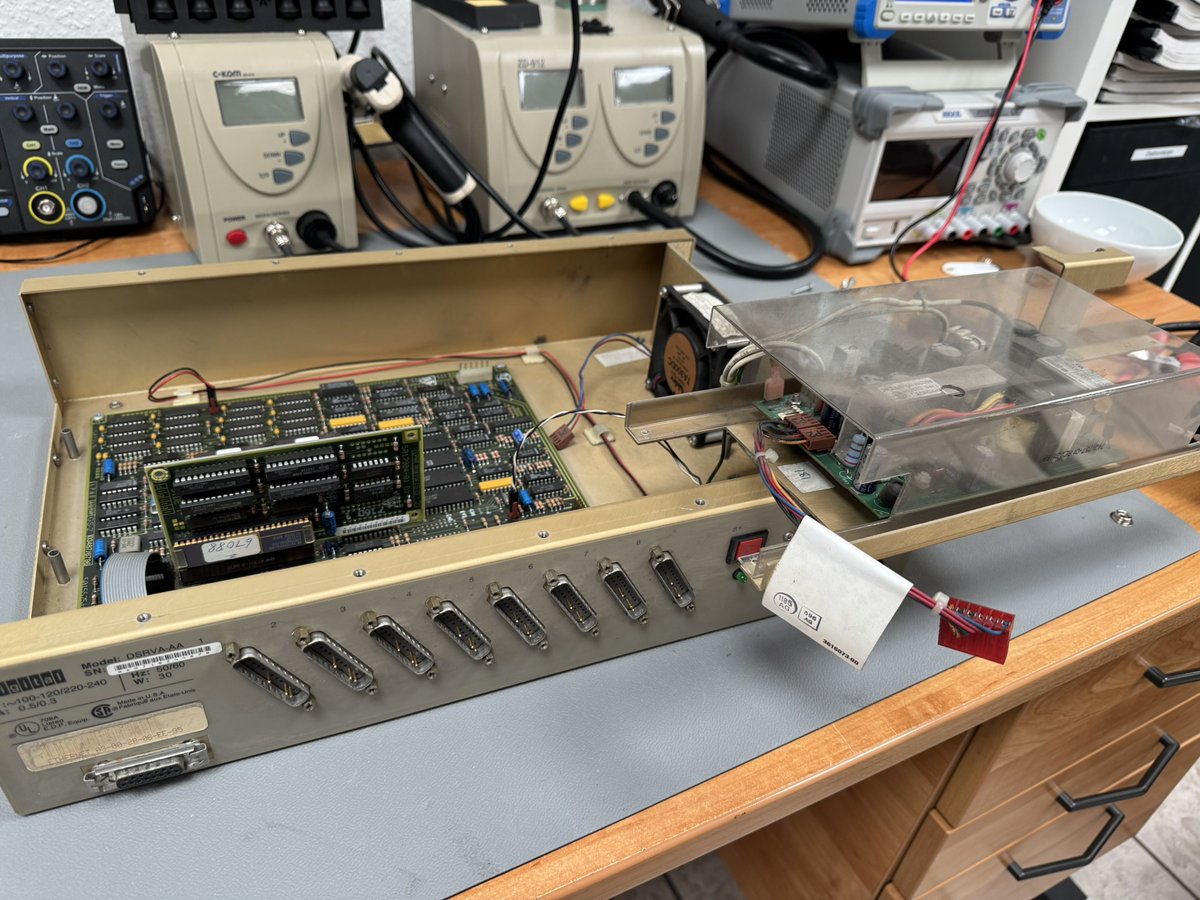 deccomputers's tweet photo. Inside a #DECserver 100, quite clean but unfortunately the FAN doesn't run smoothly. https://t.co/KkFDnSCtkK