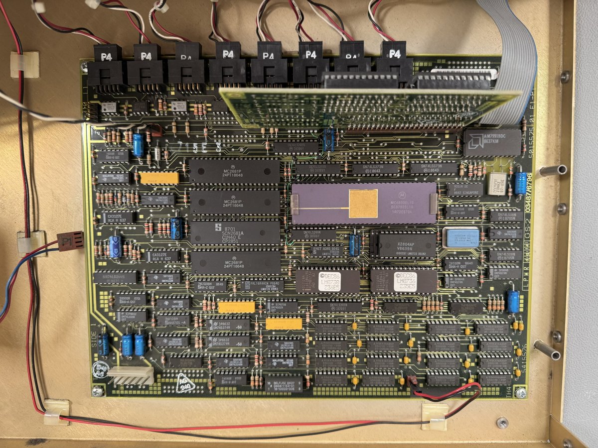 deccomputers's tweet photo. Inside a #DECserver 100, quite clean but unfortunately the FAN doesn't run smoothly. https://t.co/KkFDnSCtkK