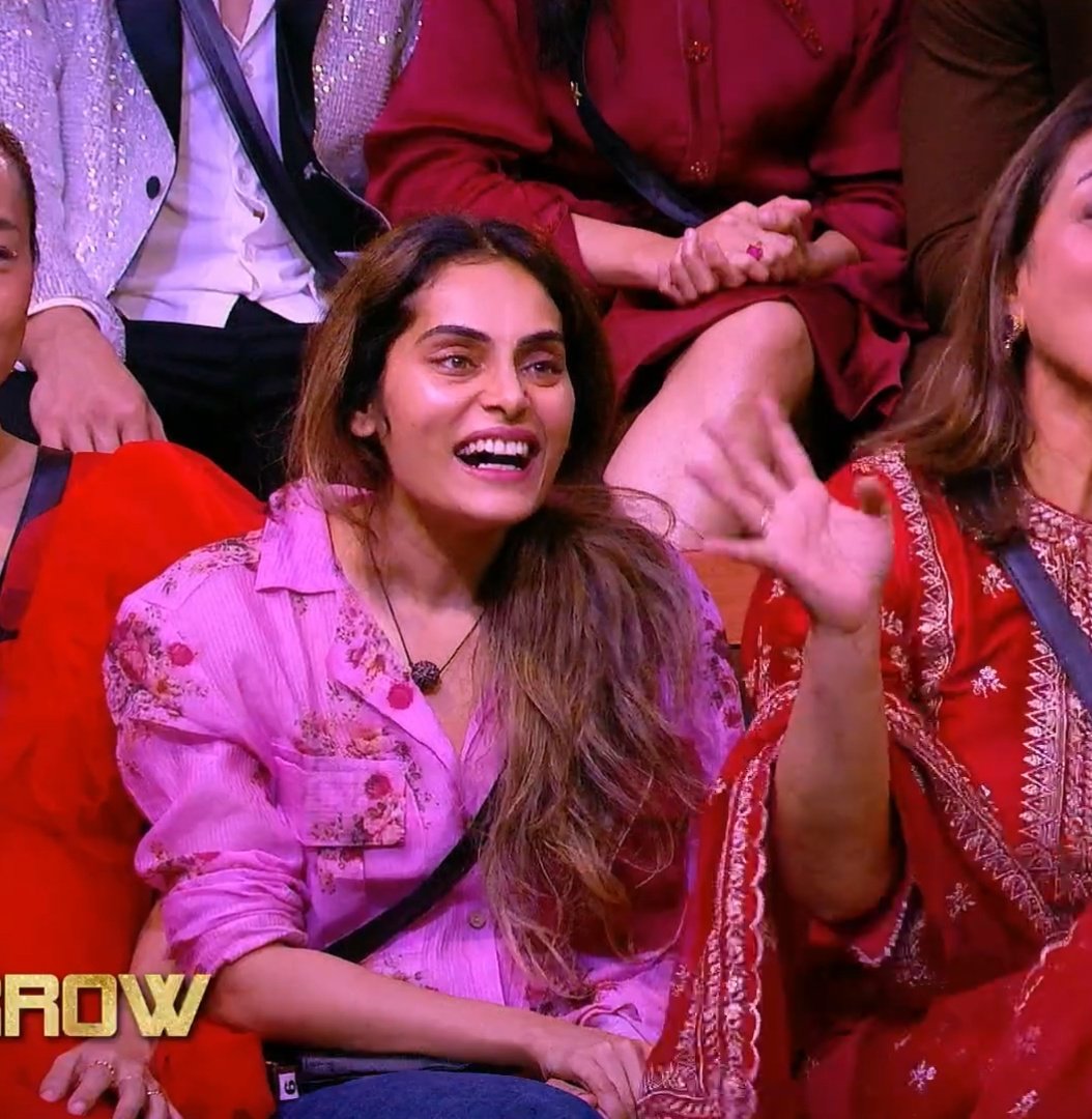 Shaik00278948's tweet photo. Thank u @BeingSalmanKhan for tearing some people's veils off 2day epi.🤩
People like spinless 46year oldUncle #Kv,#opportunists_chum, #witch_shilpa,#edin R badly trashed by u. Our girl will sleep now peacefully.
SHRUTIKA DESERVES RESPECT
#shrutikawinninghearts
Keep smiling #shru https://t.co/b3xAuevv71