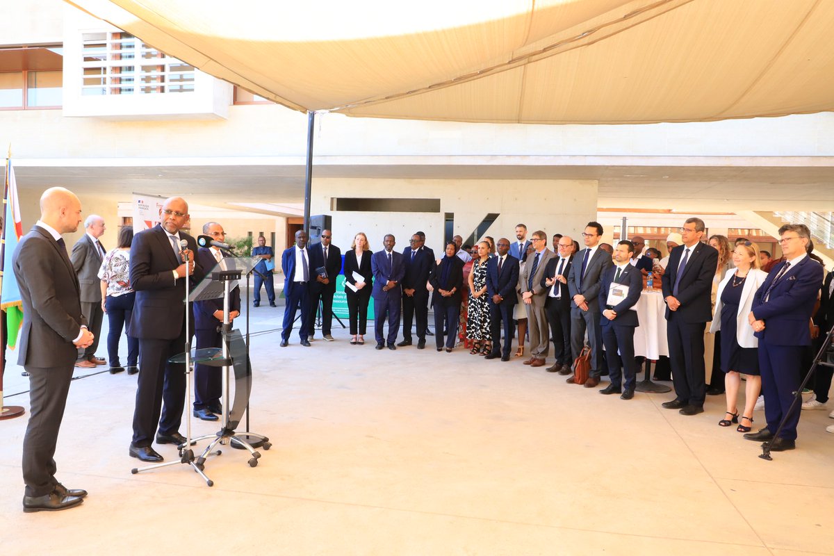 Ilyasdawaleh's tweet photo. En marge de la visite du Président E.Macron à #Djibouti, j’ai eu l’honneur de signer aux côtés du Ministre Français @jnbarrot et @RiouxRemy DG @AFD_France, une convention de financement d’appui institutionnel de nos 5 régions pour 12 Millions €. 
L’occasion d’assister également, à l’inauguration du Lycée Français de Djibouti, en compagnie de mon collègue Ministre Nabil et Mme l’Amb @Dana_Purcarescu @FranceaDjibouti. 
Partenariat apprécié 🇩🇯🤝 🇫🇷
