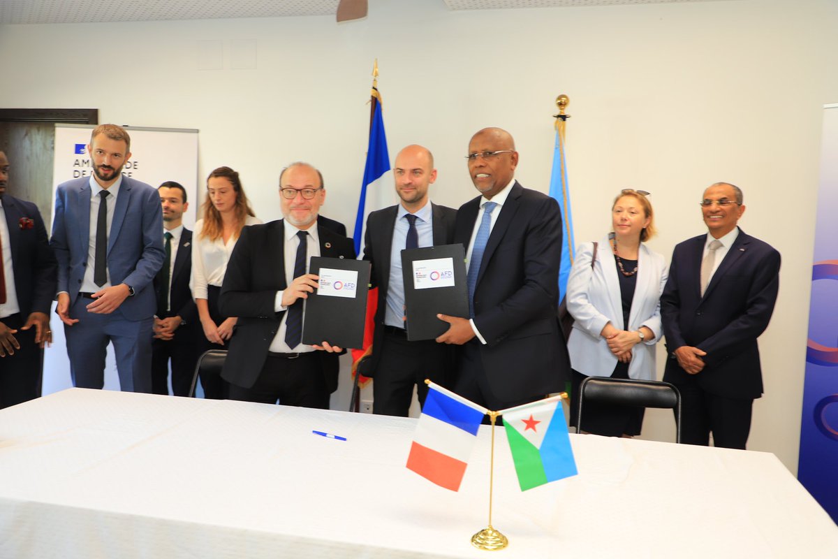 Ilyasdawaleh's tweet photo. En marge de la visite du Président E.Macron à #Djibouti, j’ai eu l’honneur de signer aux côtés du Ministre Français @jnbarrot et @RiouxRemy DG @AFD_France, une convention de financement d’appui institutionnel de nos 5 régions pour 12 Millions €. 
L’occasion d’assister également, à l’inauguration du Lycée Français de Djibouti, en compagnie de mon collègue Ministre Nabil et Mme l’Amb @Dana_Purcarescu @FranceaDjibouti. 
Partenariat apprécié 🇩🇯🤝 🇫🇷