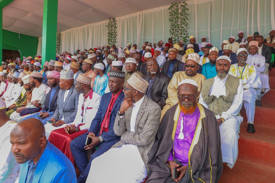 RTNBurundi's tweet photo. Lors de l'investiture du nouveau Mufti de la #COMIBU, le Secrétaire général du @CnddFdd @R_Ndikuriyo a invité les leaders musulmans à encourager leur communauté à travailler dur pour développer leurs ménages, piliers du développement national. https://t.co/CUmZkDPuKG