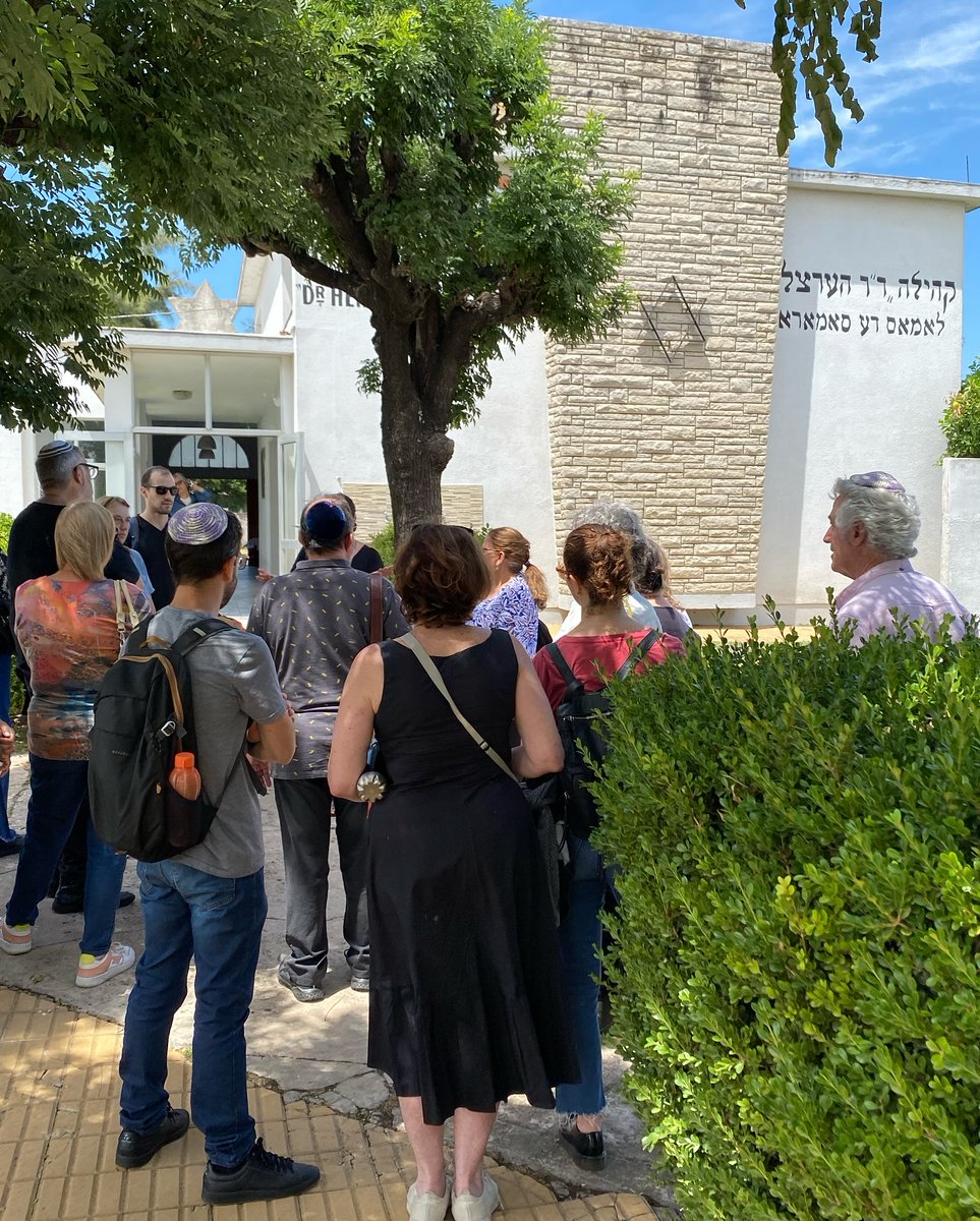 CultoLomas's tweet photo. Acompañamos a la comunidad judía en un hito histórico al participar en la inauguración de la primera placa azul con código QR de Argentina, ubicada en el Cementerio Judío Ashkenazi de Centenario. La jornada incluyó una recorrida guiada.✡️ https://t.co/zfiJYSpZsD