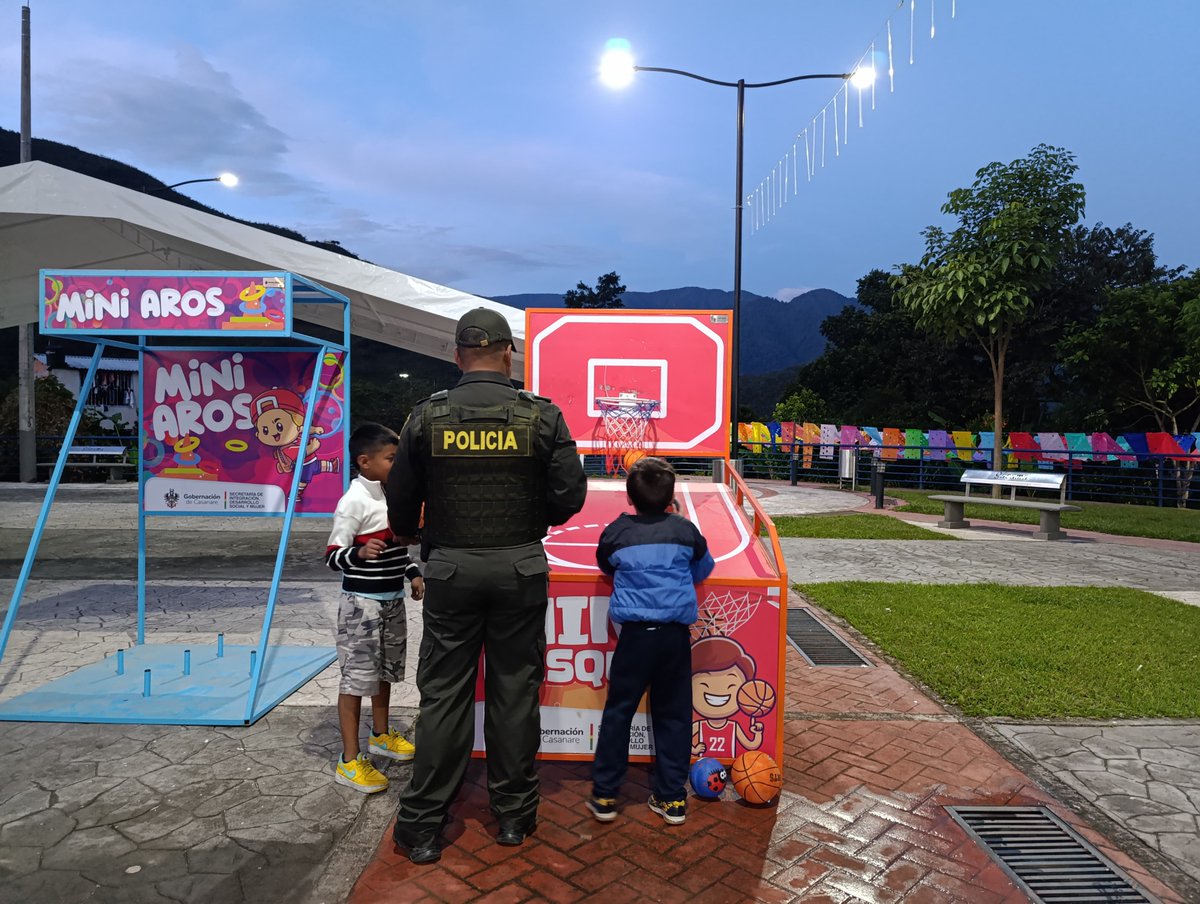 PoliciaCasanare's tweet photo. Se realiza actividades preventivas, ludicas, acercamiento a la comunidad y acompañamiento a la actividad denominada tarde de juegos en familia, la cual fue liderada por la gestora municipal y personal adscrito a la estación de Policía #Sacama. #DiosYPatria #FamiliasFelices https://t.co/Cz5akP5V0a