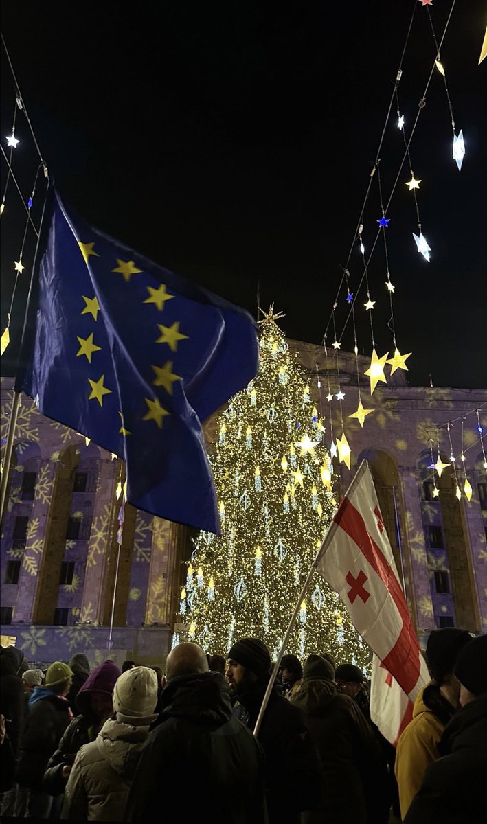 What’s happening in Tbilisi right now is powerful. 

We are witnessing the highest form of peaceful protest in Tbilisi. 🇬🇪🇪🇺

#GeorgiaProtests

📷Social Media