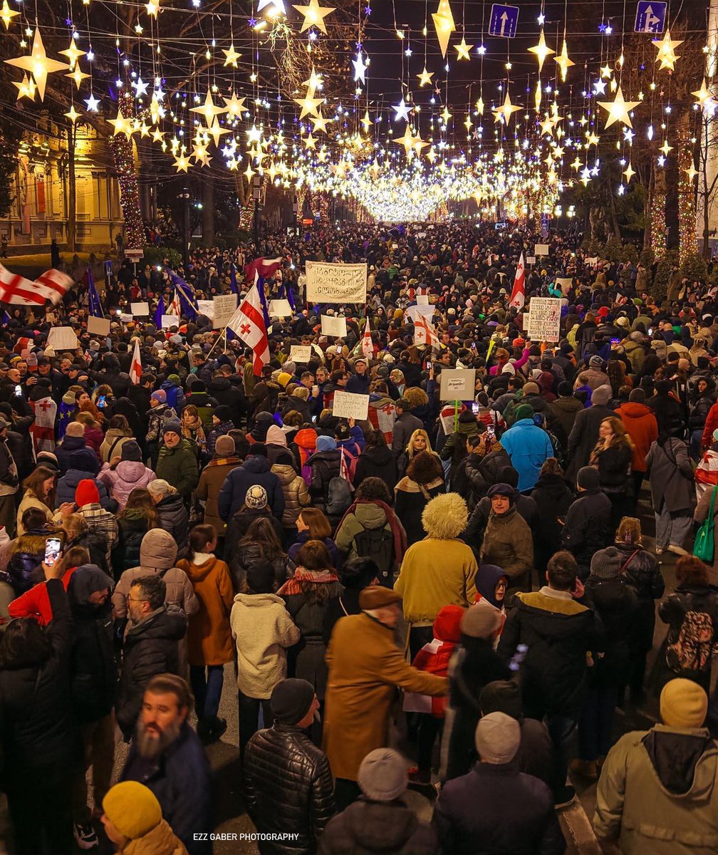 NiniGegidze's tweet photo. What’s happening in Tbilisi right now is powerful. 

We are witnessing the highest form of peaceful protest in Tbilisi. 🇬🇪🇪🇺

#GeorgiaProtests

📷Social Media https://t.co/eriFlQt0Vg