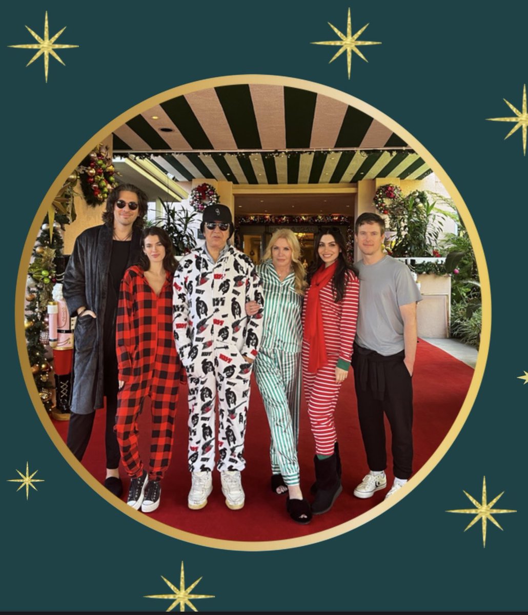 genesimmons's tweet photo. Wishing one and all a Merry Christmas and a Happy New Year…Smile! You live in America! https://t.co/iSKPDmfkEf