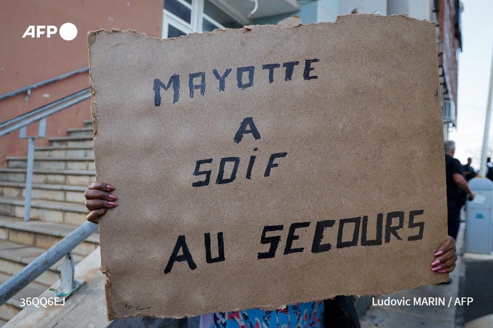 🇾🇹 Une foule devant un guichet, un peu de nourriture et d'eau distribuées : dans une école de Mamoudzou transformée en centre d'hébergement d'urgence, les moyens manquent mais la municipalité fait ce qu'elle peut, dans des conditions dantesques #AFP

➡️ u.afp.com/5FYV
