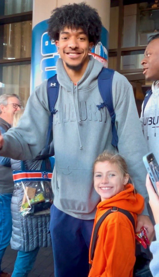 augolf88's tweet image. CBM made her day! @AuburnMBB @ChadBaker2700