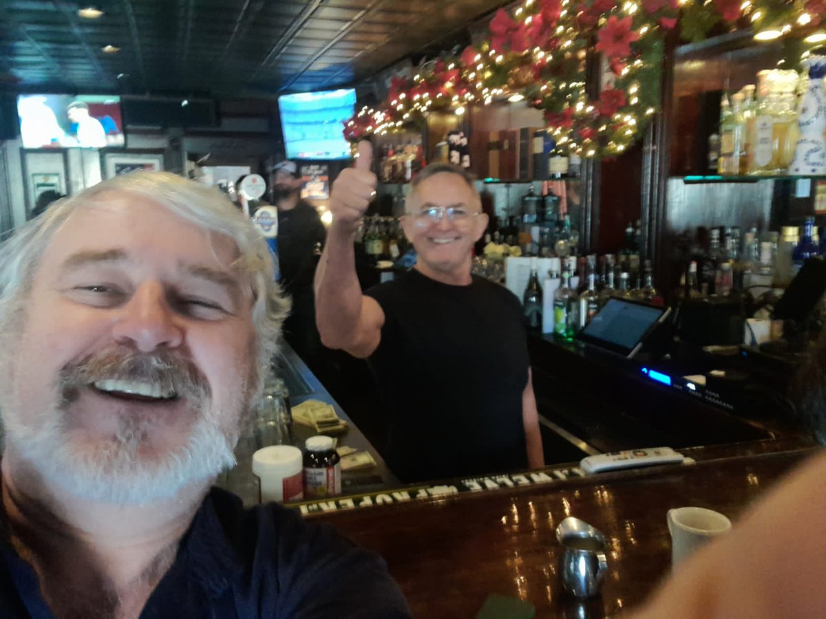 AnneAsquith2's tweet photo. @LaLeedsunited @ObriensIrishPub @AnneAsquith2 @LemyFILMHendrix 
Loved my 1st visit great friendly bunch #ALAW #MOT #leedsleedsleeds a great bar, landlord hospitality 1st class food service 1st class #guinness 1st class result... #lufc #lusc #firstclass cu Thursday 👍 🍺 ⚽️ https://t.co/LfD2o9CEWL
