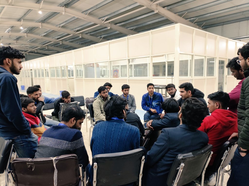 shivamsinghcse's tweet image. One of the best conversations with @kulranjan1 and other Techies at #innovatebijnor hackathon