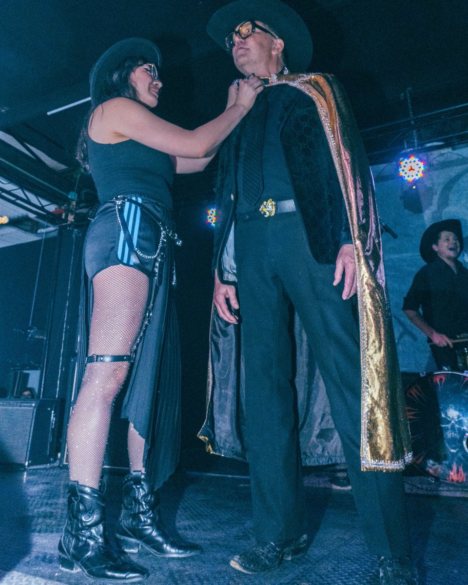 tuPUNKCASTfav's tweet photo. @MonkeyBeeFest @CesarCY_ 🎶🤠 @brentamaker & The Rodeo en el @MonkeyBeeFest | Sábado 07/dic/2024 🐒🐝
📸: @CesarCY_
#PUNKCASTfotos #musica #conciertos #festivales #fotografiadeconciertos #cdmx #monkeybee #monkeybeefestival #brentamaker #brentamakerandtherodeo https://t.co/i1ToR9hPbp