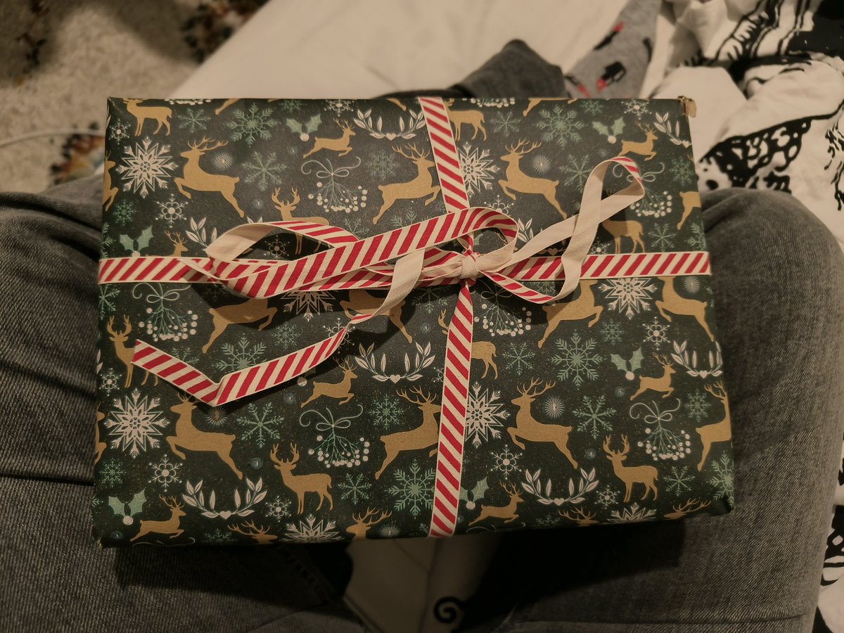 karamellsi's tweet photo. Git a first aid kit from my secret santa 😭😭😭😍😍😍😩😩😩 https://t.co/AZQq7EJDlO