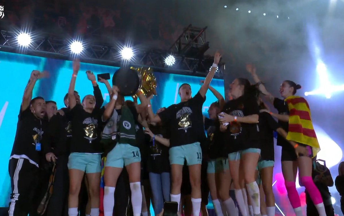 Don Julian IV 🍐👑🎩 tweet media