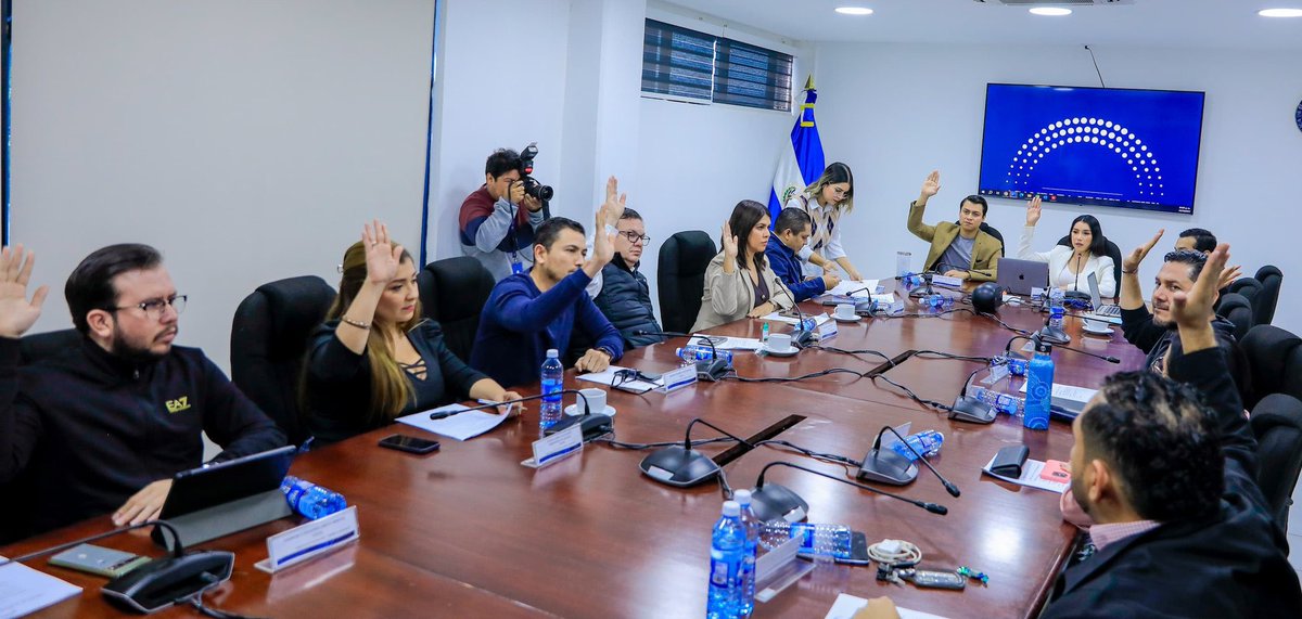 antoasb's tweet photo. En unos años, cuándo las enfermedades y los daños medioambientales empiecen a pasar factura a los salvadoreños, recuerde estas fotos y estos nombres:

-Dania González Rauda
-William Soriano 
-Samuel Aníbal Martínez
-Edgardo Mulato
-Héctor Sales Salguero
-Mauricio Edgardo Ortiz 
-Francisco Amaya Benítez
-Diana González Fuentes 
-Elisa Rosales 
-Sharon Hernández 
-Christian Guevara

Los diputados responsables de haber aprobado la minería.

-Nayib Bukele

El autor intelectual de todo.