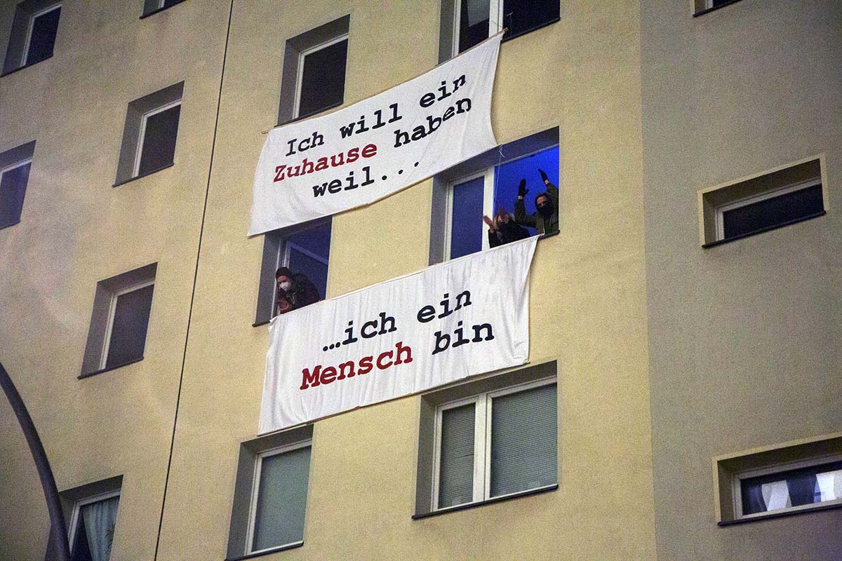Am 18.12.2021, also vorgestern vor 3 Jahren, wurde die #Habersaathstraße 40-48 zum zweiten Mal besetzt, nun erfolgreich. Kurz nach Weihnachten 2021 konnten 60 Menschen von der Straße in Wohnungen einziehen, die seit Jahren leer standen. 🐌🧵