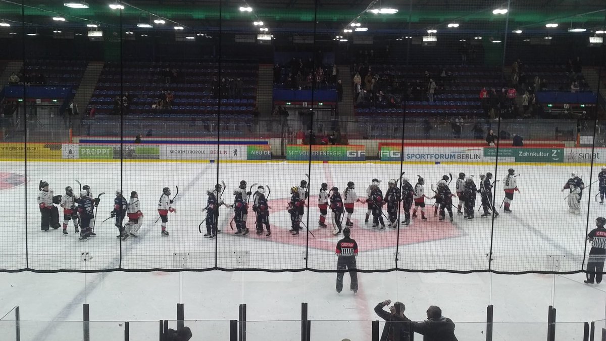 Spitzenspiel im Welli! Da war drin, was drauf stand.

Budapest ging zwar 2:0 in Führung, Anastasia Gruß und Hanna Hoppe aber glichen aus und Pia Surke ließ einfach nichts anbrennen. Es war sogar noch mehr drin! 
Morgen um 13 Uhr im Welli Teil zwei...