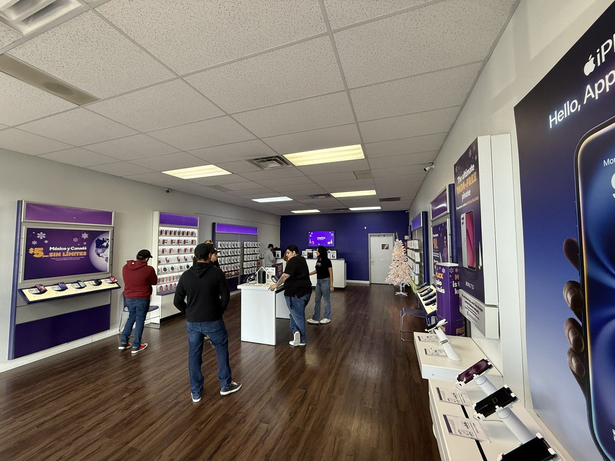 Metro by T-Mobile stores in Idaho picking up the weekend before the holidays!! 

TONS of great deals for our new &amp; existing customers. We are ensuring everyone knows how good they have it over here at Metro by T-Mobile! Come and check us out 🔥🎁🎅
