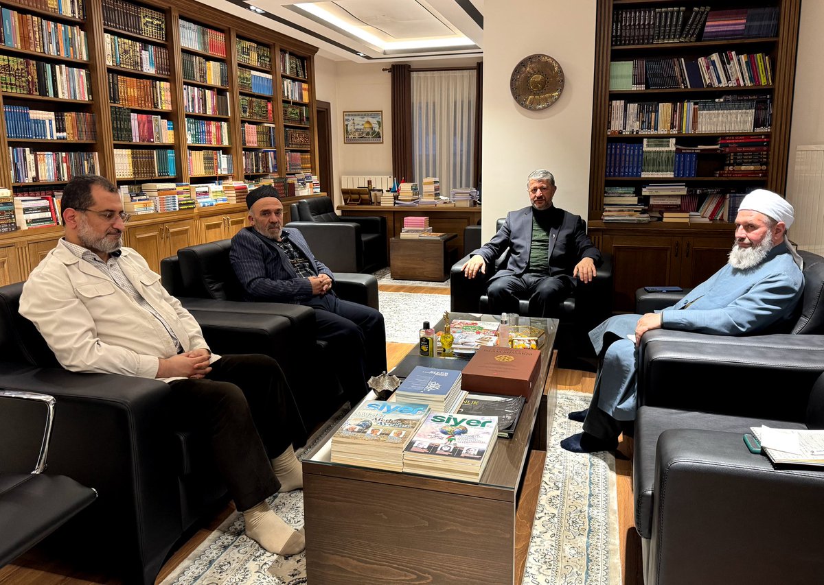 Değerli hocalarımızdan Şeyh Mucir El-Hatib ve Muhammed Emin Yıldırım'ı ziyaret ettik.

Misafirperverliklerinden dolayı Allah kendilerinden razı olsun..