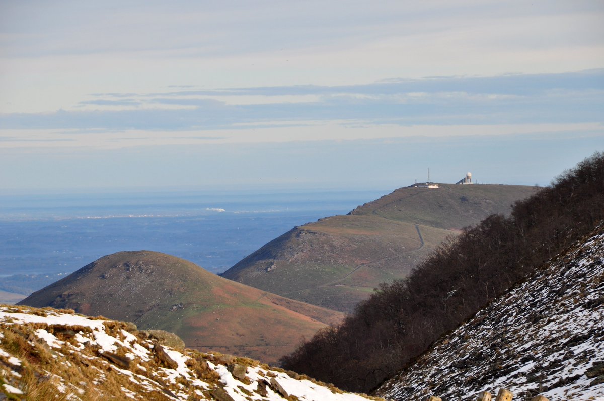 Le massif de Gorramakil s'élève comme une crête frontière entre les sommets basques côtiers, d'altitude inférieure à 1000m, et le reste de la chaine.
randopyrenees.blogspot.com/2024/12/gorram…

450D+ 11km 3h30
#pyrenees #paysbasque #BaladeSympa #paysage #neige