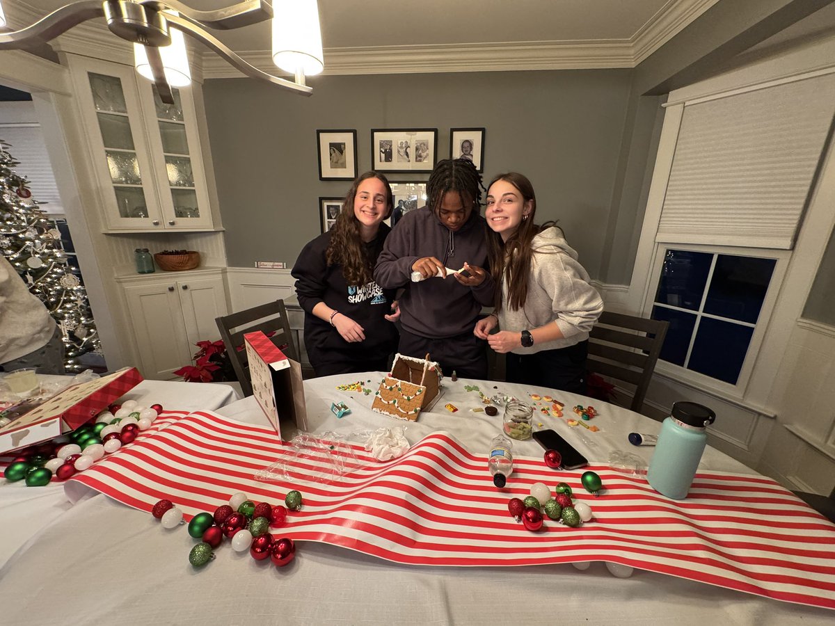 TroyColtsGBB's tweet photo. 🗣️: Annual Secret Santa and ginger bread house party!! https://t.co/gKazjoemFR
