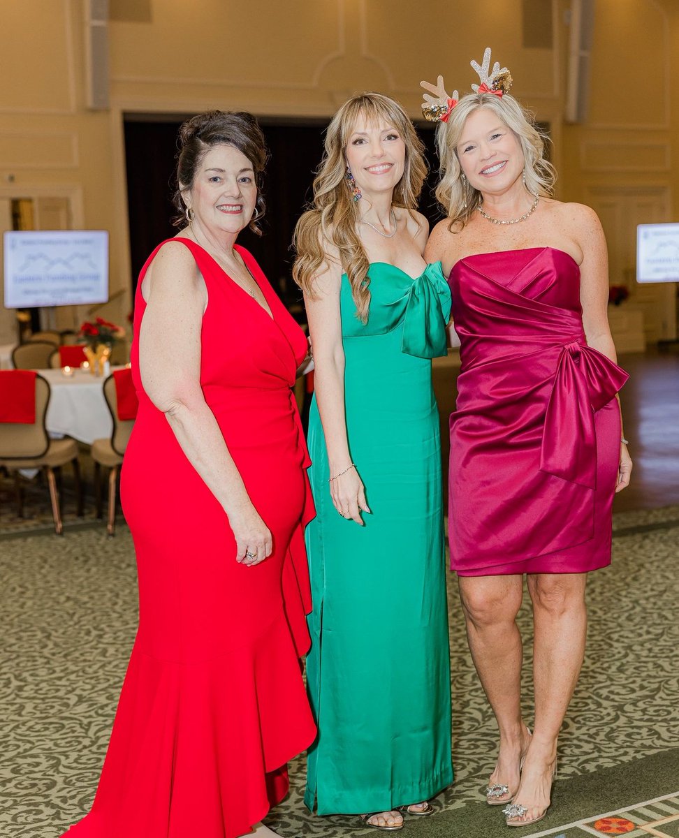 EnviteRealty's tweet photo. We had so much fun as a team celebrating this wonderful time of year with our Compass colleagues!✨️Proud to be a part of a company that focuses on the community and giving back through the Realtor Giving Network. 🏡🖤 @realtorgivingnetwork @compassgreaterraleigh https://t.co/1HqqKHn8Es
