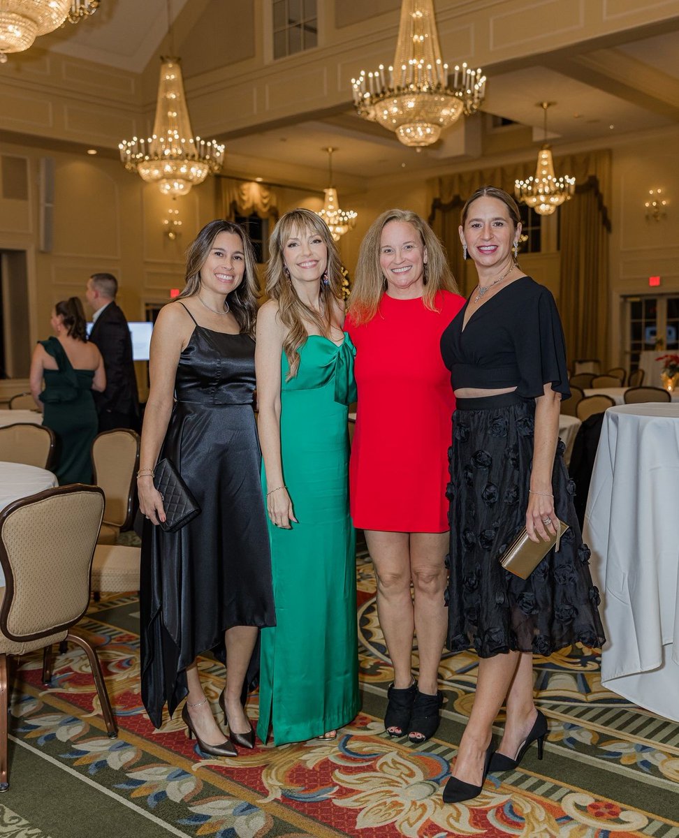 EnviteRealty's tweet photo. We had so much fun as a team celebrating this wonderful time of year with our Compass colleagues!✨️Proud to be a part of a company that focuses on the community and giving back through the Realtor Giving Network. 🏡🖤 @realtorgivingnetwork @compassgreaterraleigh https://t.co/1HqqKHn8Es