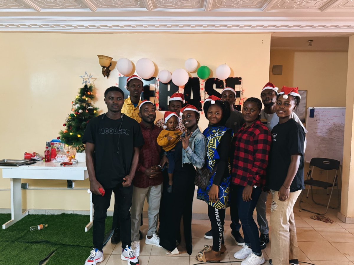 LeilaEileen3's tweet image. CHRISTMAS AT REBASE🎉🍾🥂
@RebaseCodeCamp
#RebaseCodeCamp
#juniordevs