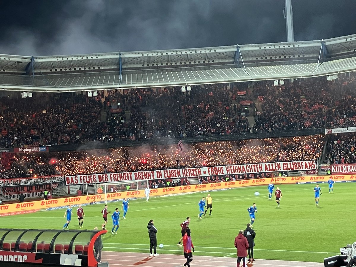 Eine weihnachtliche Botschaft der Club-Fans im letzten Heimspiel des Jahres <a href="/1_fc_nuernberg/">1. FC Nürnberg</a> vs <a href="/EintrachtBSNews/">Eintracht Braunschweig</a> #FCNEBS #dpareporter #nuernberg