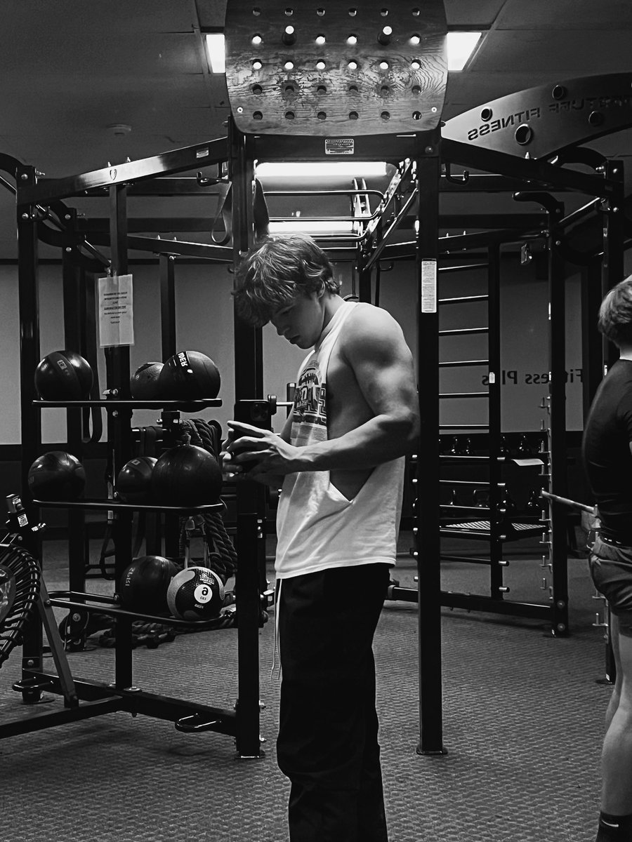ReeseSoltis's tweet photo. Fair to say this won’t ever stop. Addicted to being the best version of myself. Putting the offseason work in on and off the field. Getting bigger faster stronger and smarter. Draining and fueling the system. Hungry for opportunity. #work
@CoachWeeber @je_theman @TheJEAcademy https://t.co/qQA3AjuyGx