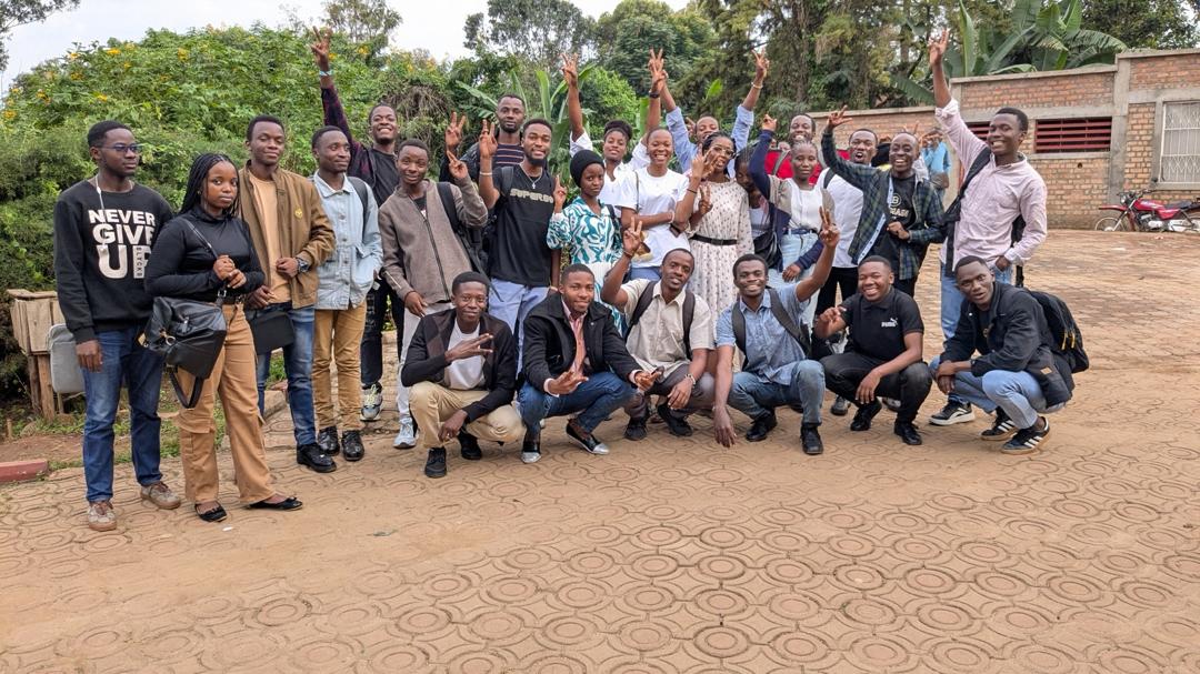 salufamana's tweet photo. 🎉 7 semaines  Malakisi : on survit grâce à nos mentors MVP ! 🏆🙌
Vous êtes les vrais GOAT 🐐
Merci pour votre patience, vos conseils et vos déclics magiques 💡✨.
Encore 5 semaines pour tout déchirer 🚀💪 !
#gdgocucb #webgdgocucb #Malakisi #DrcMind https://t.co/juguesmwuF