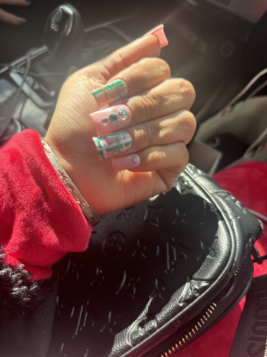 meovaeveryone's tweet image. Done by me ofc ✨ #pressonnails #diynails #holidaynailart #christmasnails