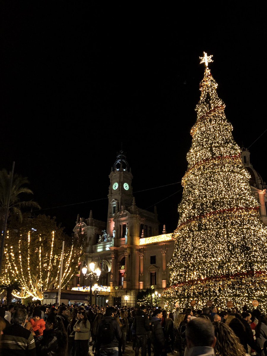 Rafamunozcar's tweet photo. La superioridad estética de las luces cálidas y las decoraciones clásicas navideñas. https://t.co/Rj6eEb3HkH