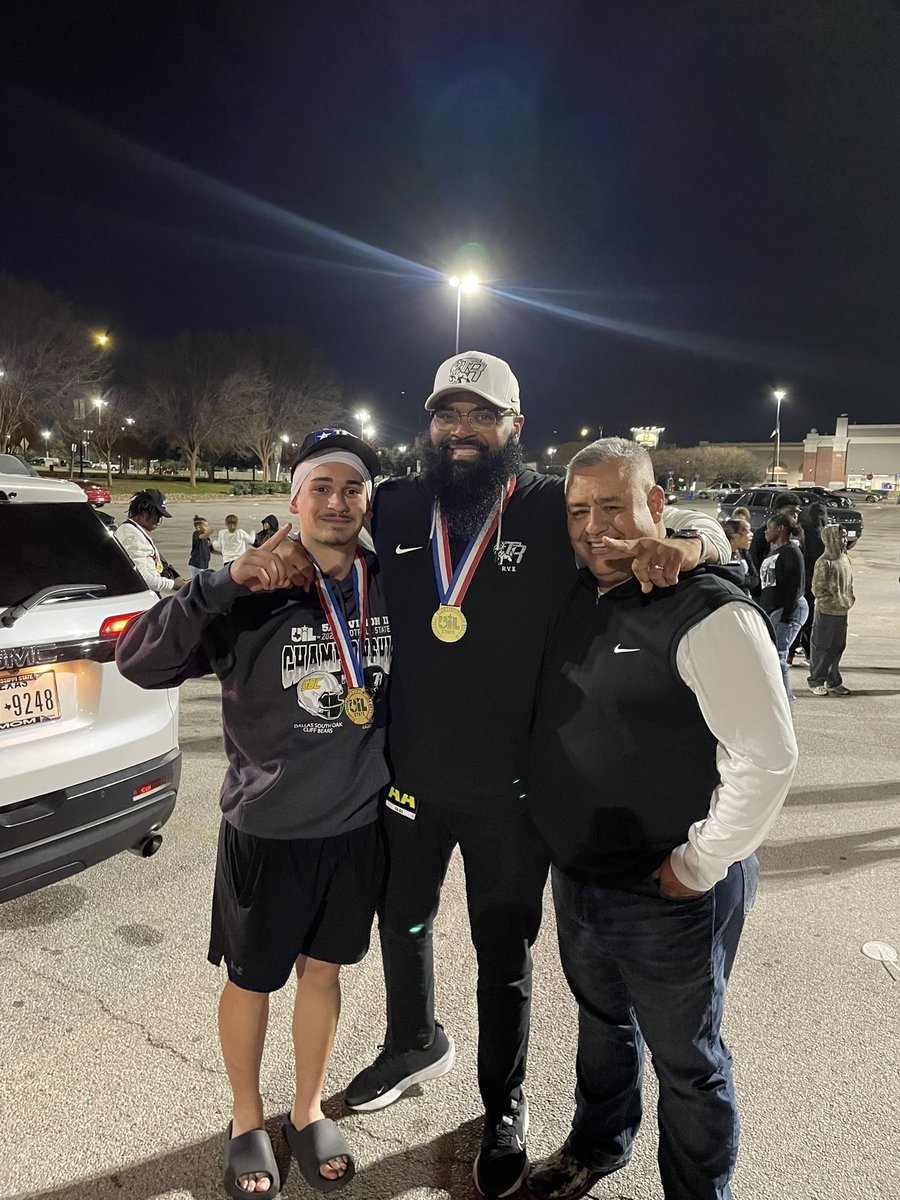 lori_montelongo's tweet photo. Four years ago, these two set out to achieve greatness at Randle HS, starting the road to state. They built the school and are the heart of the community. Thank you for your dedication and positive influence on our boys.
@BrianRandle40 @montelongo_john @RandleFootball #RVE https://t.co/gAZbIIdTSD