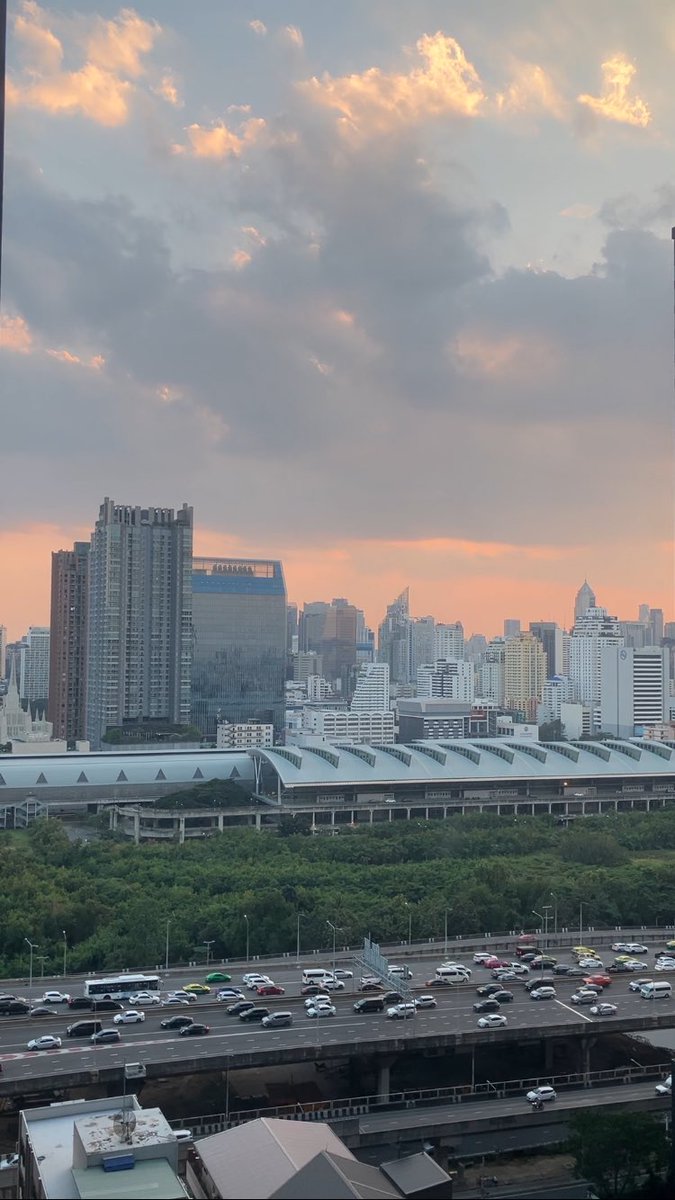 nuengandbook's tweet photo. 🏙️🌨️ https://t.co/4YbDJO5JvH