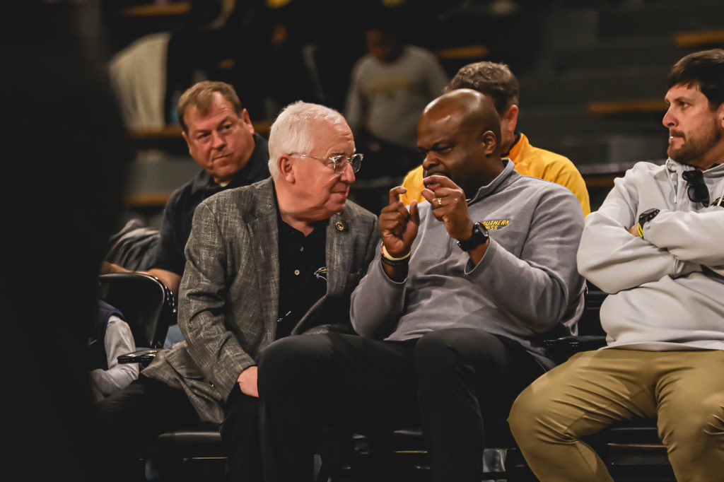 SouthernMissFB's tweet image. The President and your HEAD FOOTBALL COACH taking in some @SouthernMissMBB 🔥