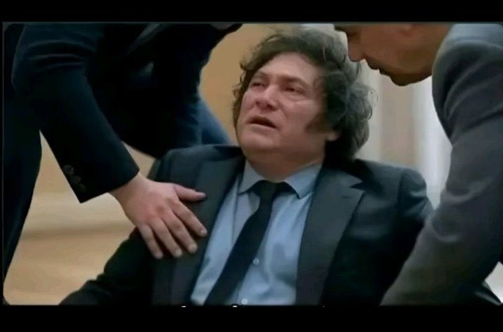 TugoNews's tweet photo. BOLUDO jsjajajajaj confirmaron que es totalmente verídico que Milei SE CAGÓ ENCIMA en el G20, yo pensaba que era joda pero ES REAL, con razón no llegó a la foto grupal https://t.co/rdxqp0G10c