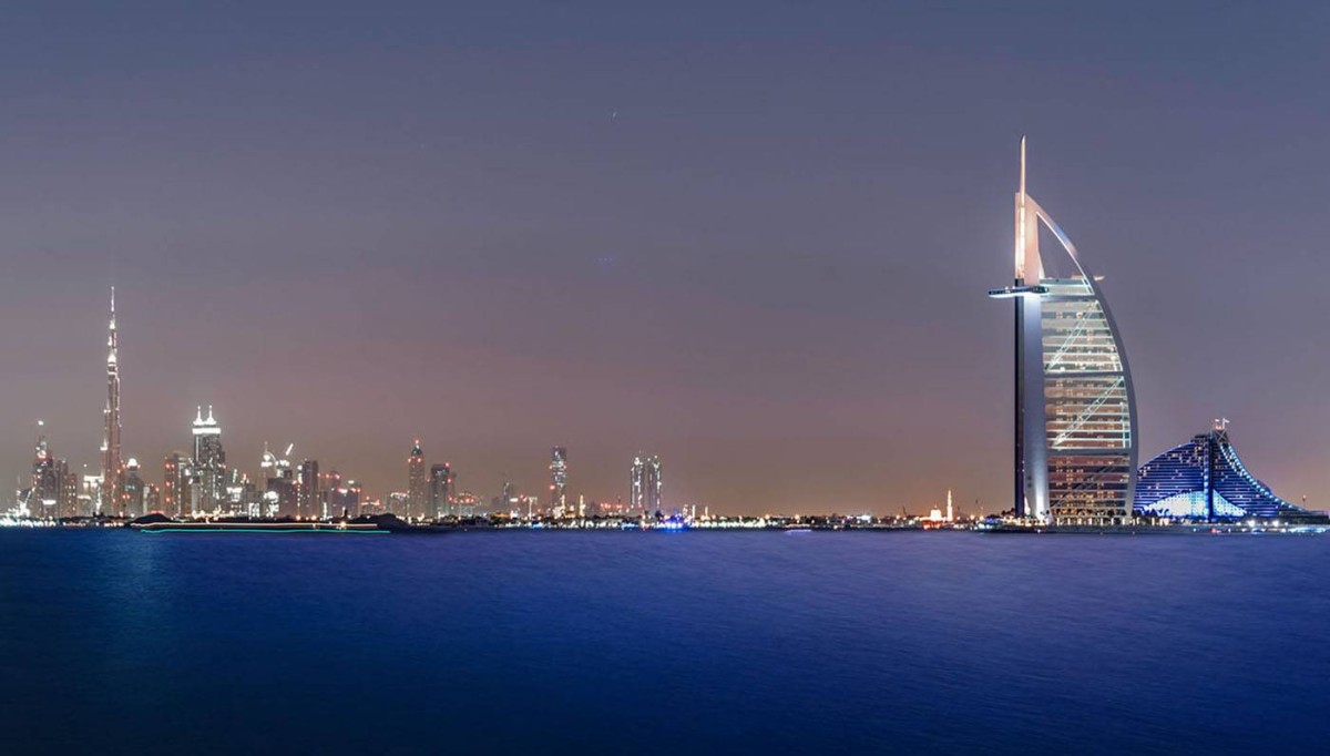 توقع المركز الوطني للأرصاد أن يكون الطقس غداً غائماً جزئياً إلى غائم و مغبراً أحياناً مع احتمال سقوط أمطار على الجزر وبعض المناطق الشمالية و الشرقية و الساحلية ، والرياح خفيفة إلى معتدلة السرعة ونشطة على البحر