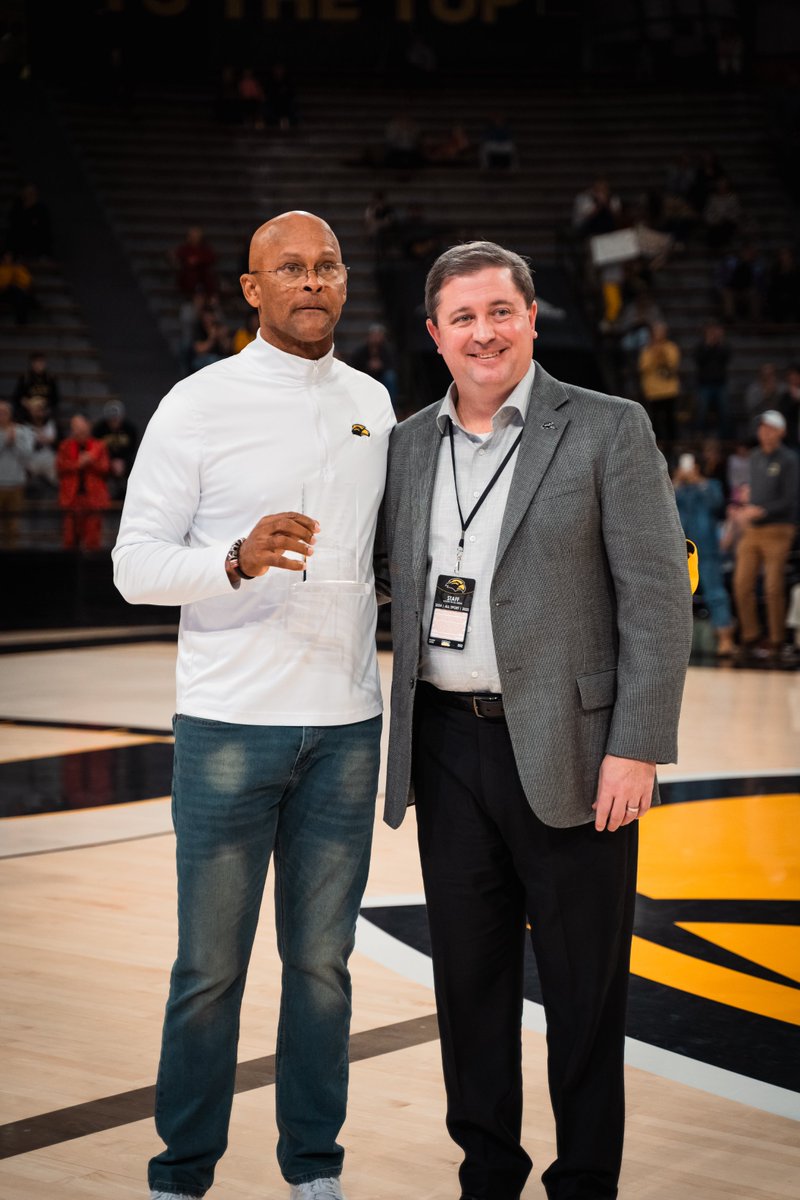 SouthernMissMBB's tweet photo. A legend is back in the building 🐐

Welcome home, Casey Fisher!

#LaFamilia | #SMTTT https://t.co/oIbQXk1F10